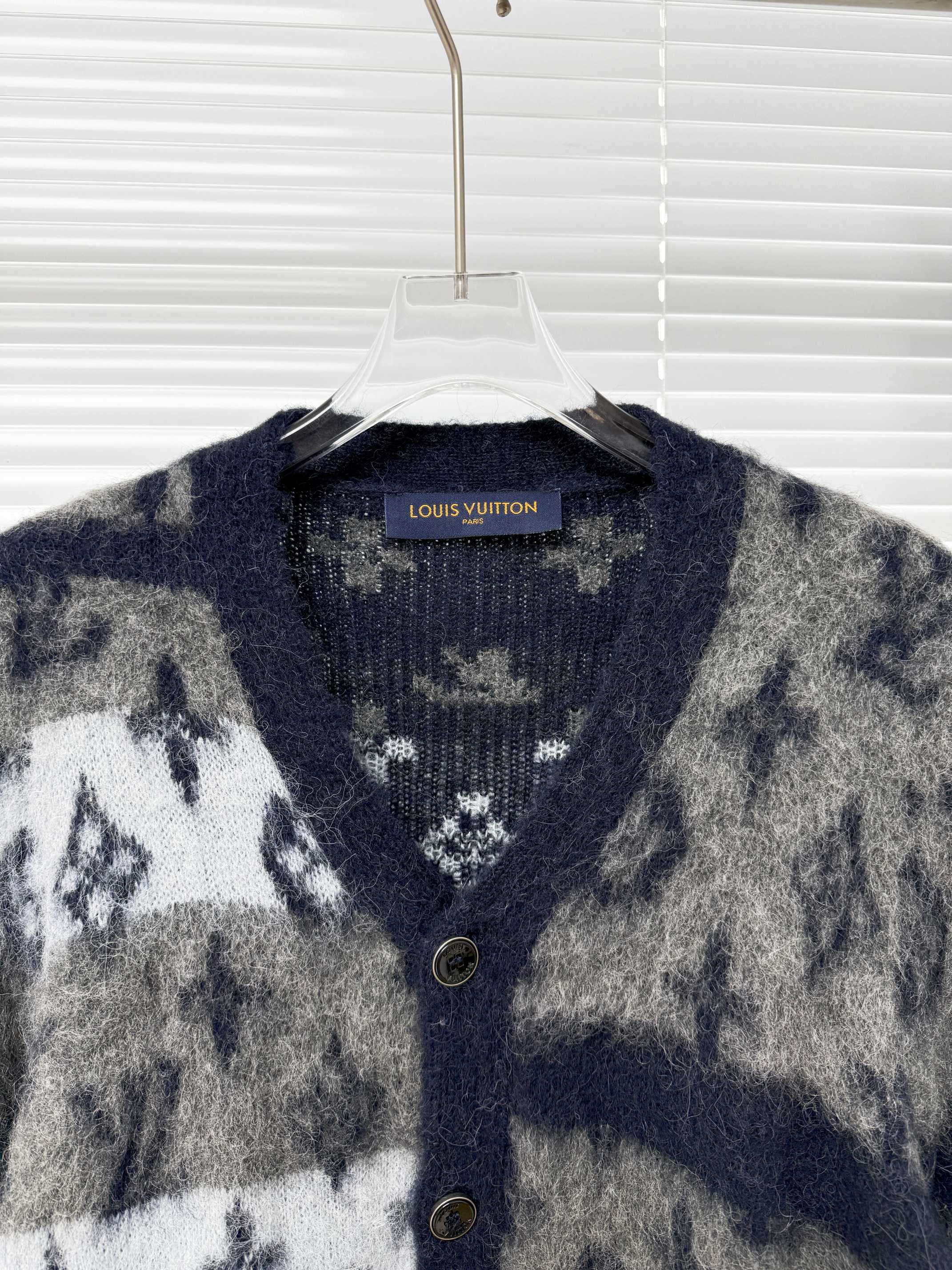 LOUIS VUITTON 루이비통 마해모 헤어플라워 니트 가디건 14