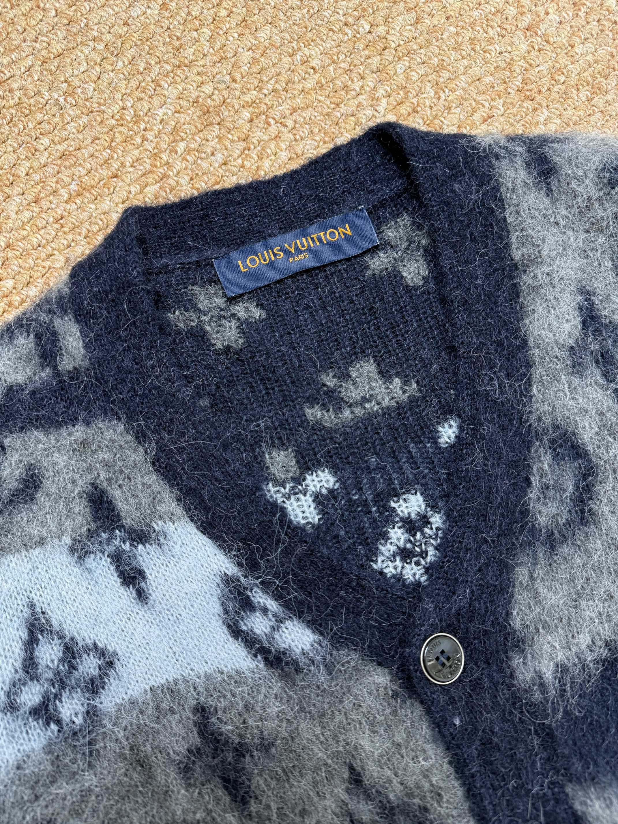 LOUIS VUITTON 루이비통 마해모 헤어플라워 니트 가디건 17
