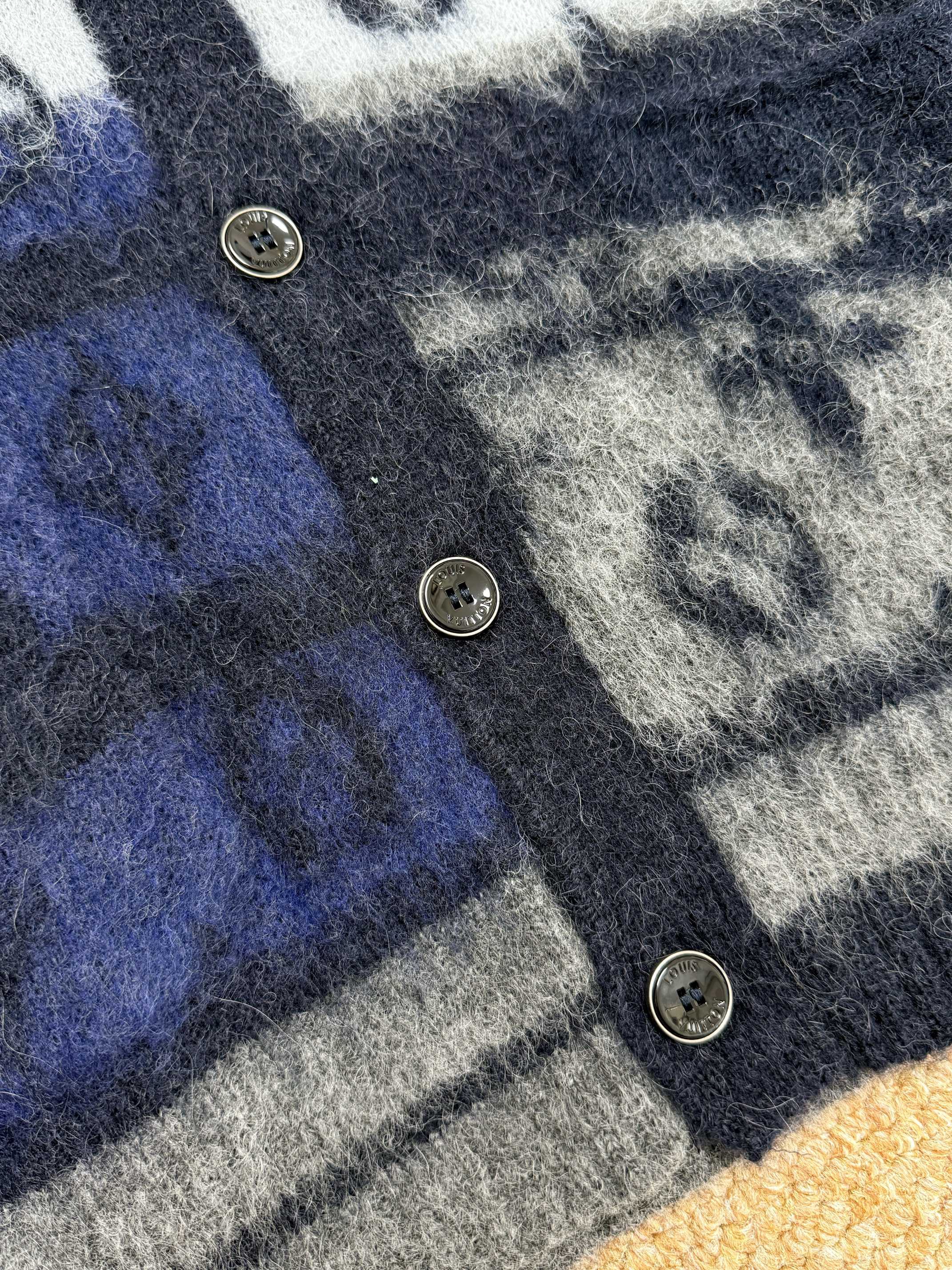 LOUIS VUITTON 루이비통 마해모 헤어플라워 니트 가디건 18