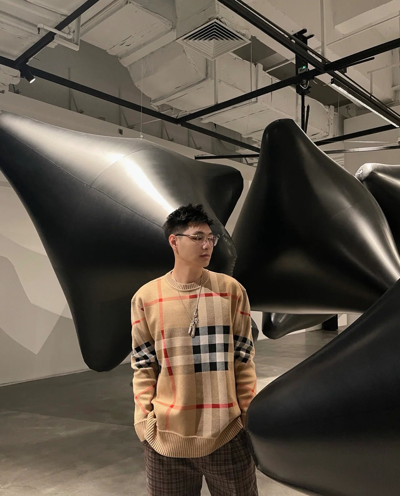 BURBERRY 버버리 클래식 체크 오버핏 라운드 니트 스웨터 14