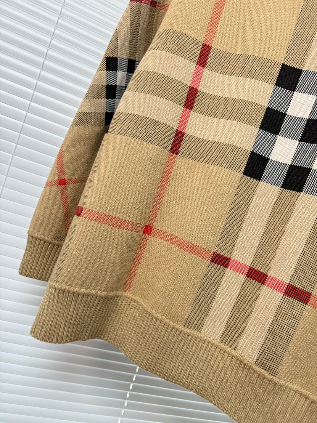 BURBERRY 버버리 클래식 체크 오버핏 라운드 니트 스웨터 22