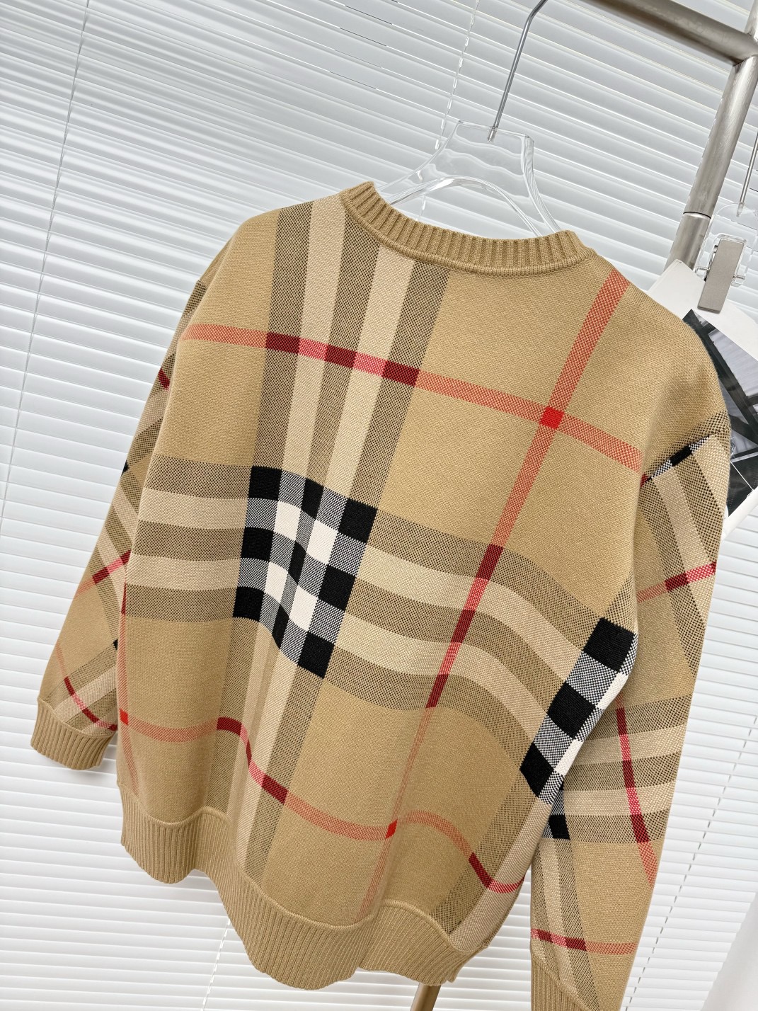 BURBERRY 버버리 클래식 체크 오버핏 라운드 니트 스웨터 23