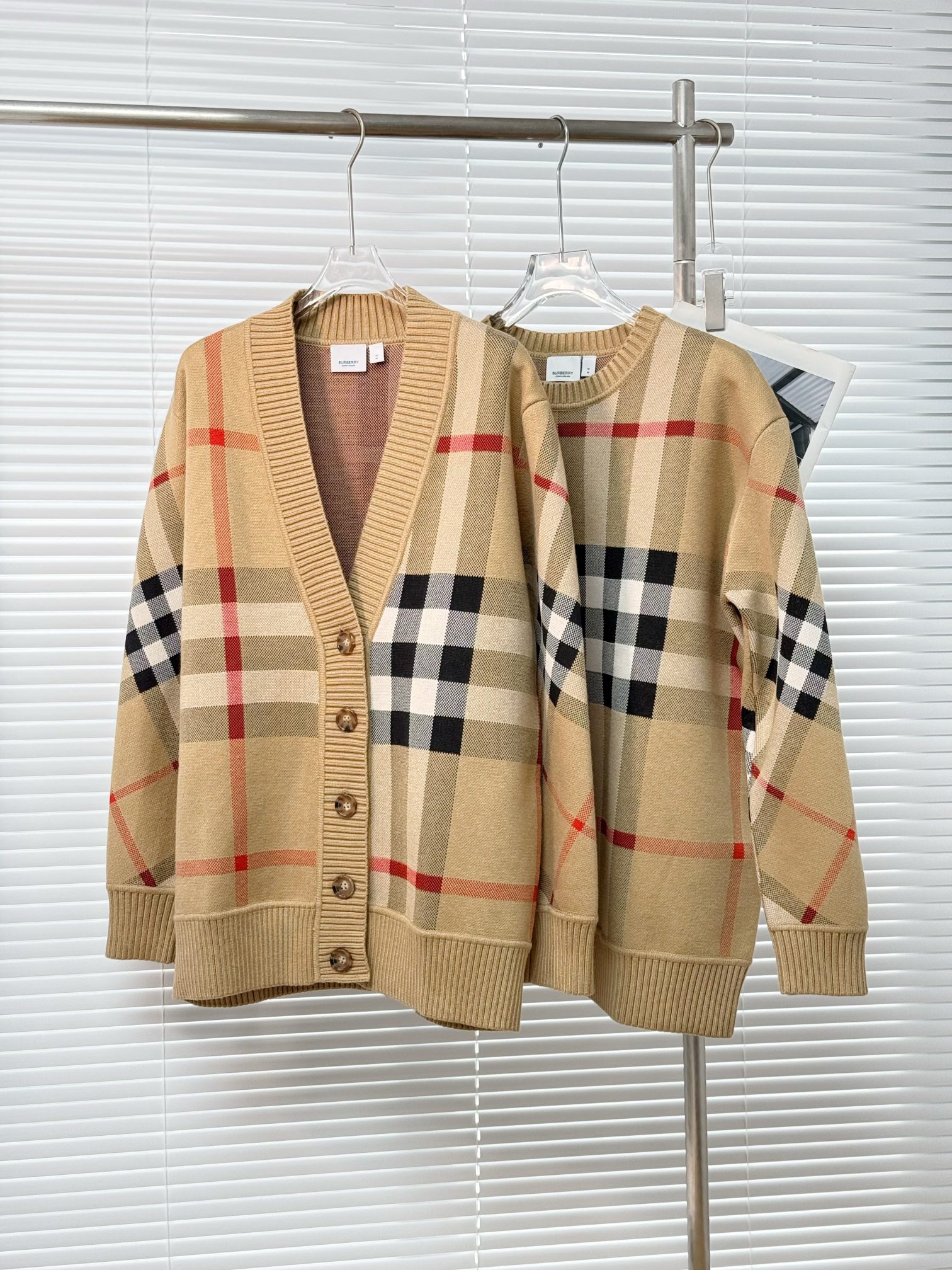 BURBERRY 버버리 클래식 체크 오버핏 라운드 니트 스웨터 27