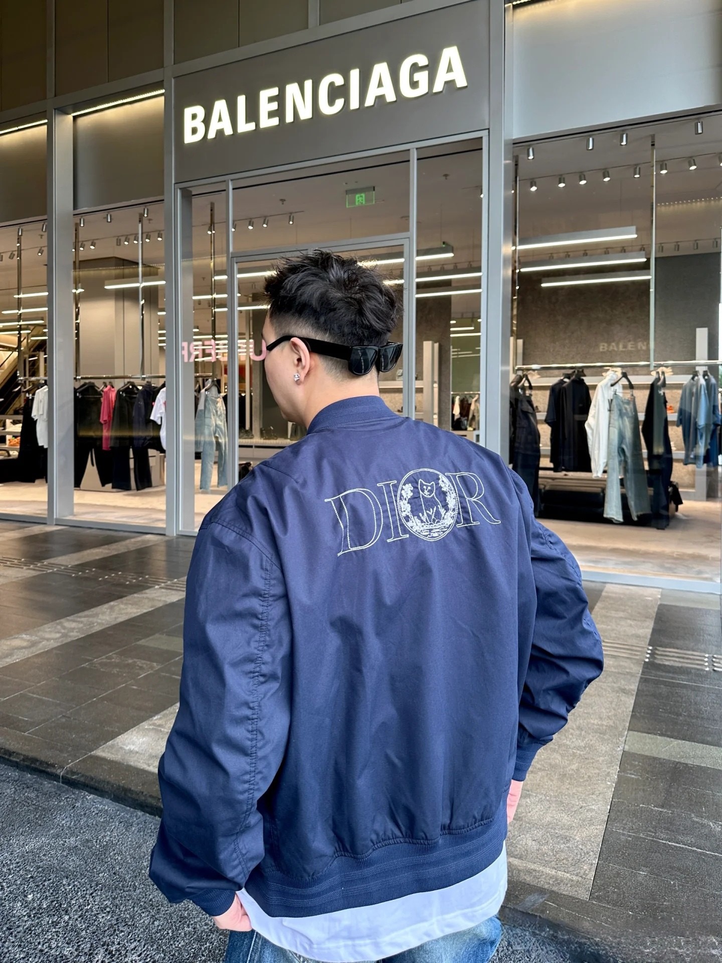 Dior 디올 × Hylton Nel 협업 ‘For My Real Friends’ 자수 봄버 재킷 3