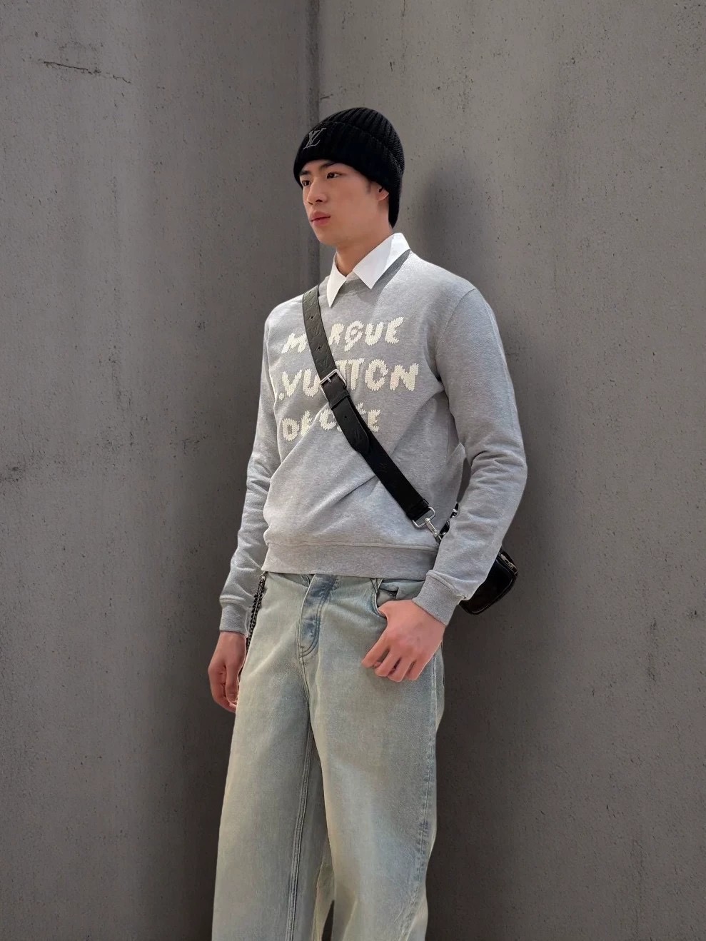 LOUIS VUITTON 루이비통 마르끄 루이비통 뎁세 회색 자수 로고 맨투맨 9