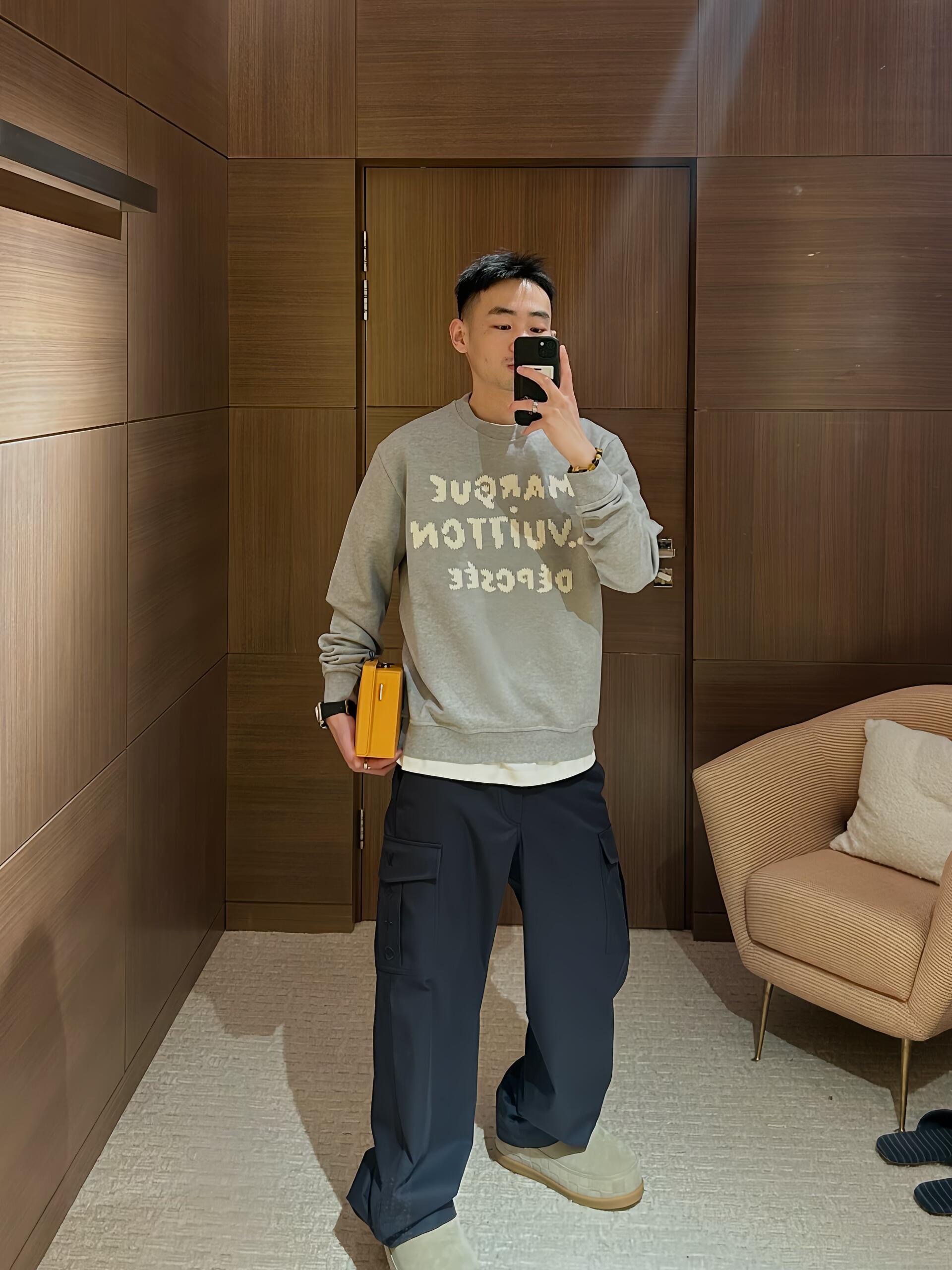 LOUIS VUITTON 루이비통 마르끄 루이비통 뎁세 회색 자수 로고 맨투맨 13