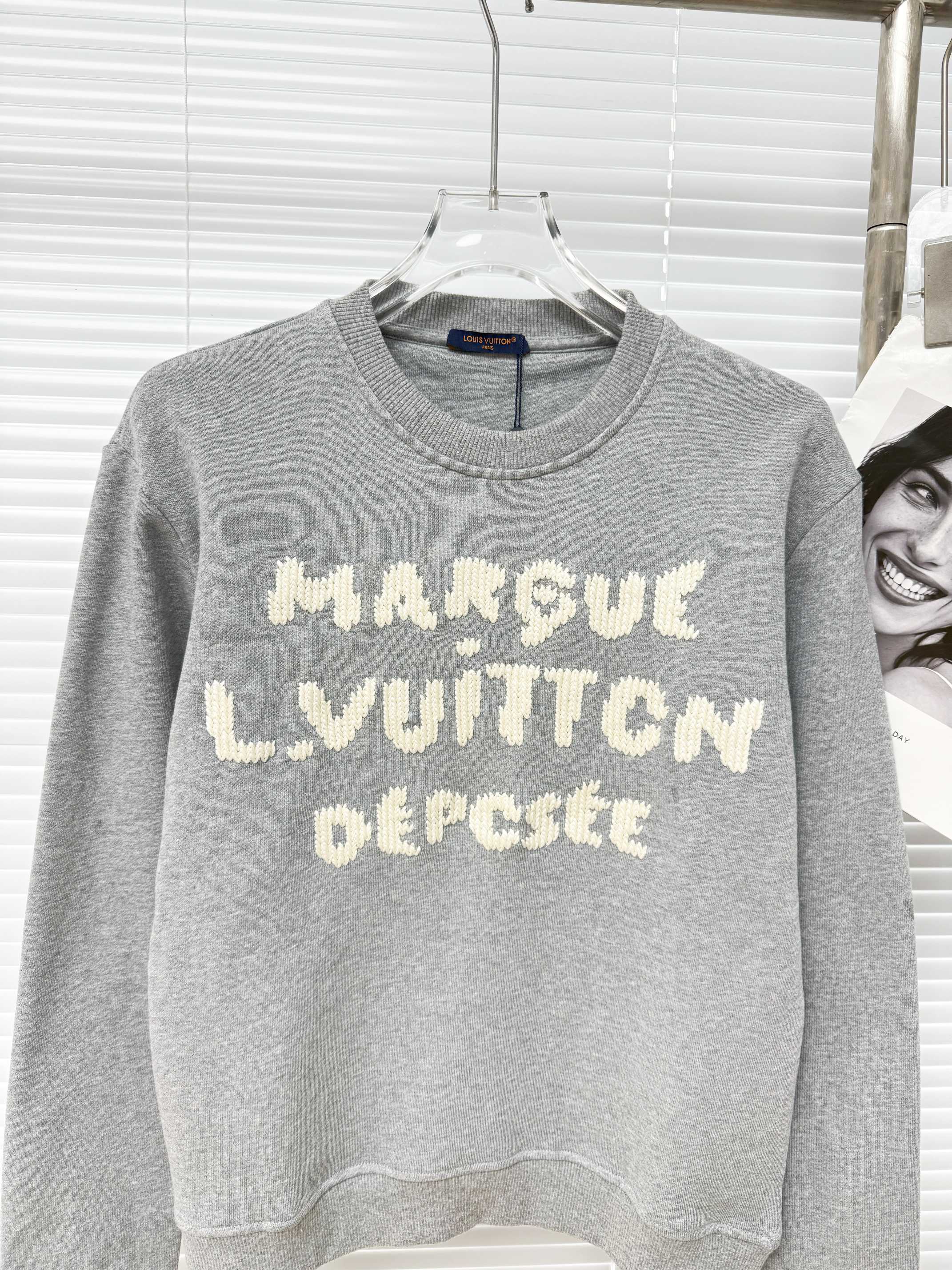 LOUIS VUITTON 루이비통 마르끄 루이비통 뎁세 회색 자수 로고 맨투맨 16