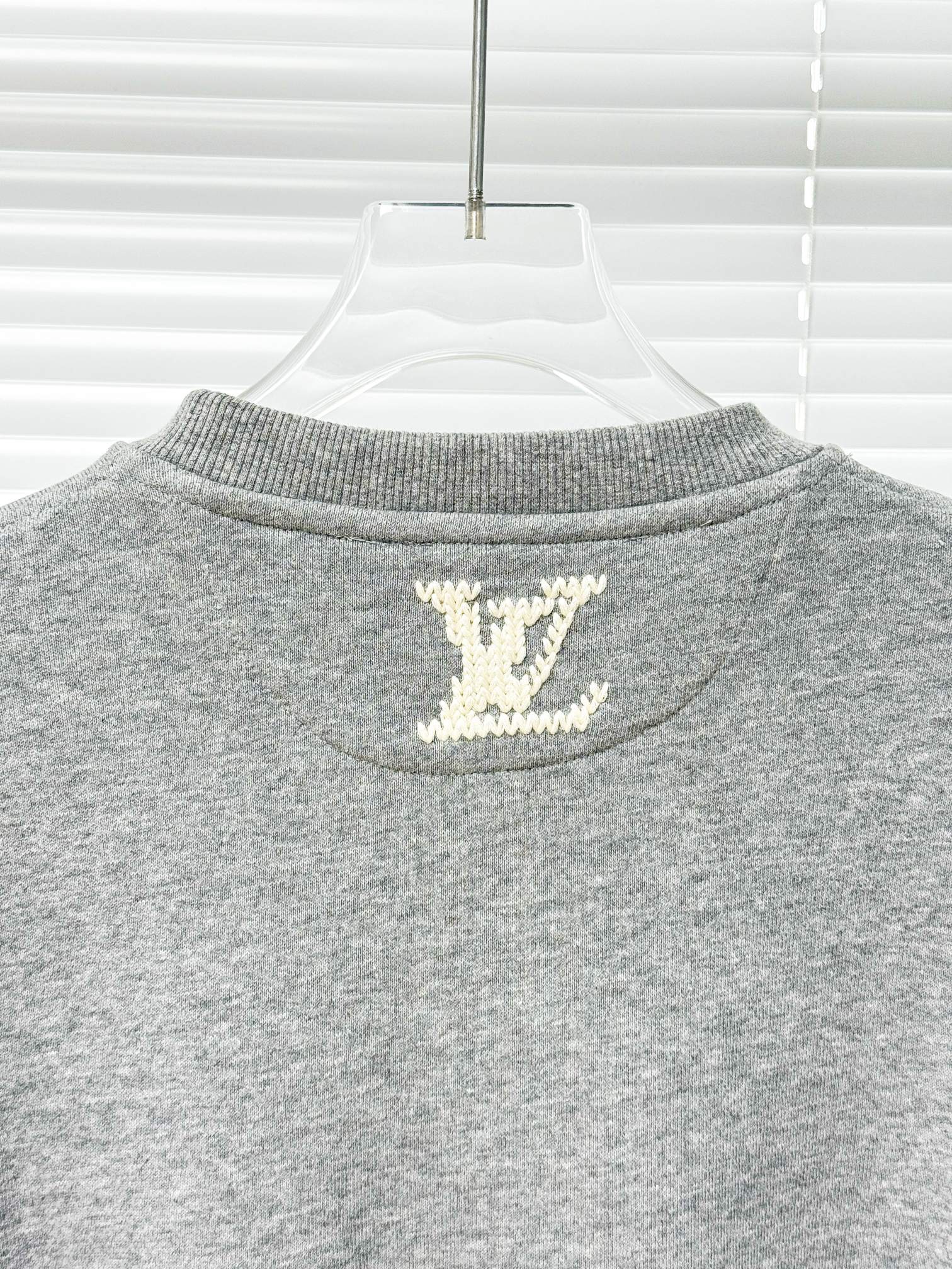 LOUIS VUITTON 루이비통 마르끄 루이비통 뎁세 회색 자수 로고 맨투맨 18