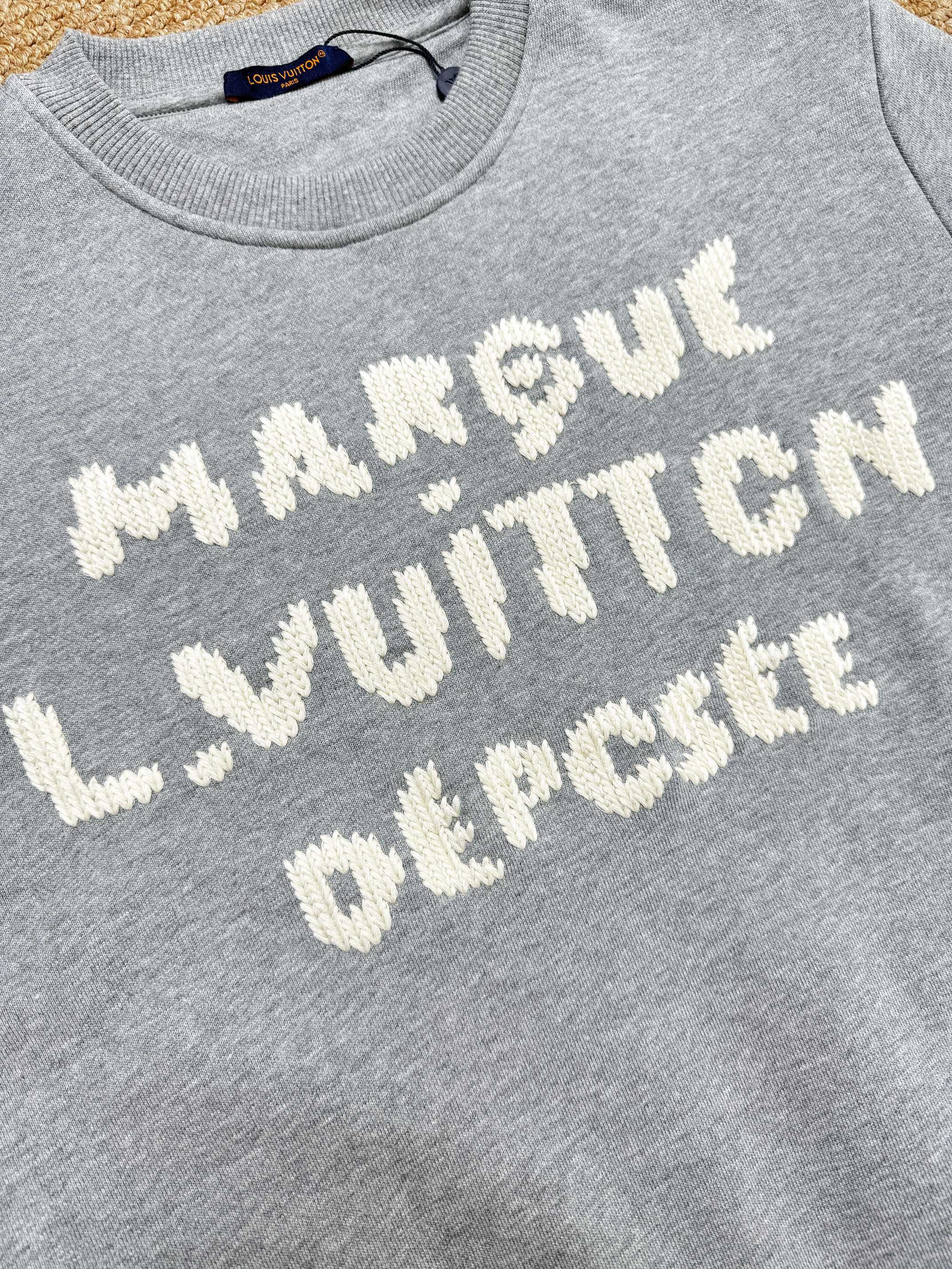 LOUIS VUITTON 루이비통 마르끄 루이비통 뎁세 회색 자수 로고 맨투맨 20