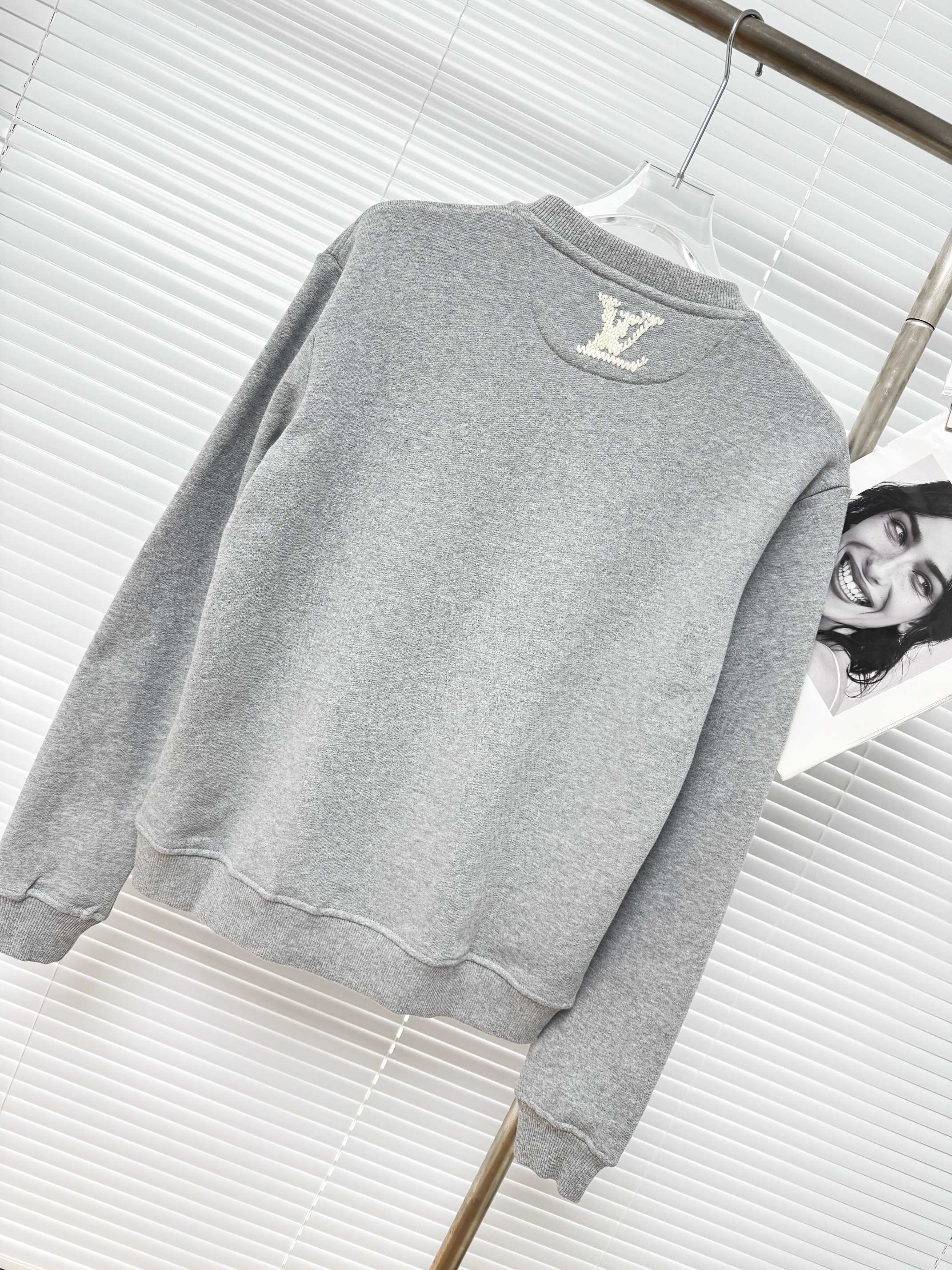 LOUIS VUITTON 루이비통 마르끄 루이비통 뎁세 회색 자수 로고 맨투맨 23