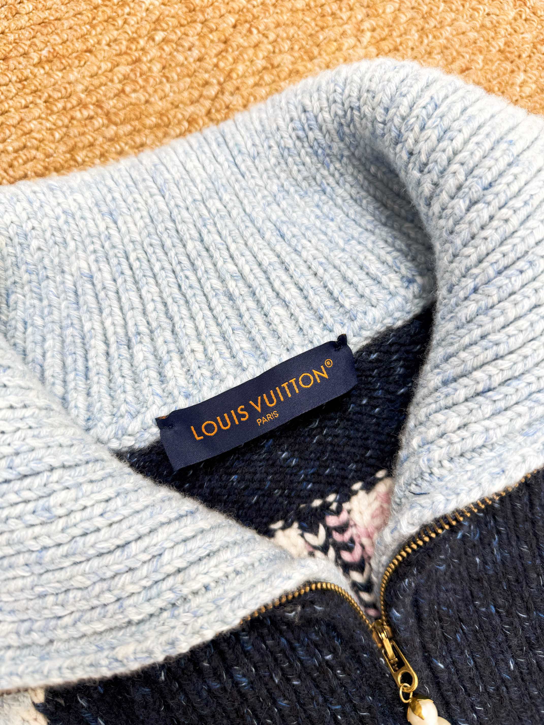 LOUIS VUITTON 루이비통 x Nigo 2025 FW 코이피쉬 니트 하이넥 스웨터 17