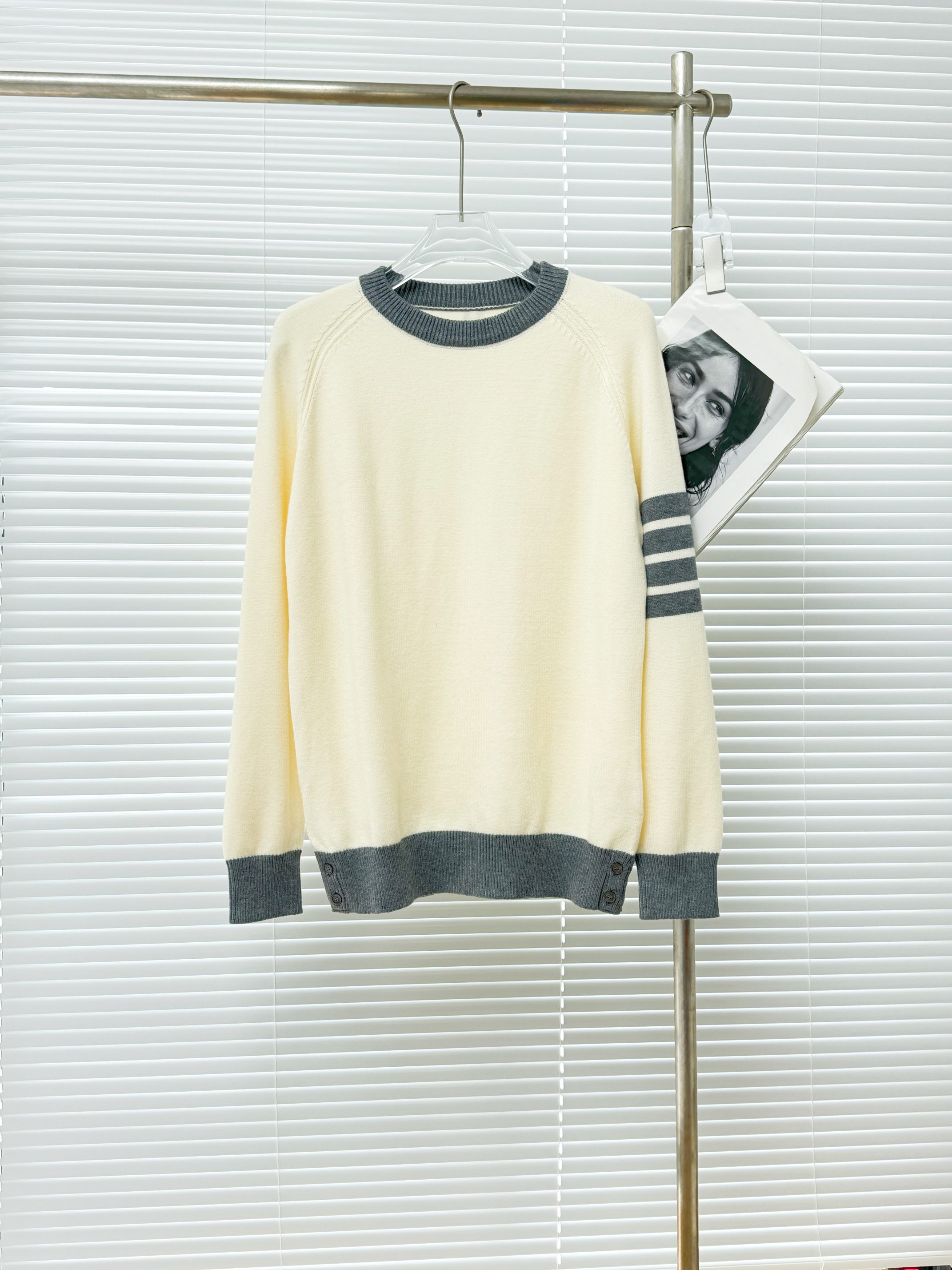 Thom Browne 톰브라운 울 블렌드 버튼 디테일 크루넥 니트 8