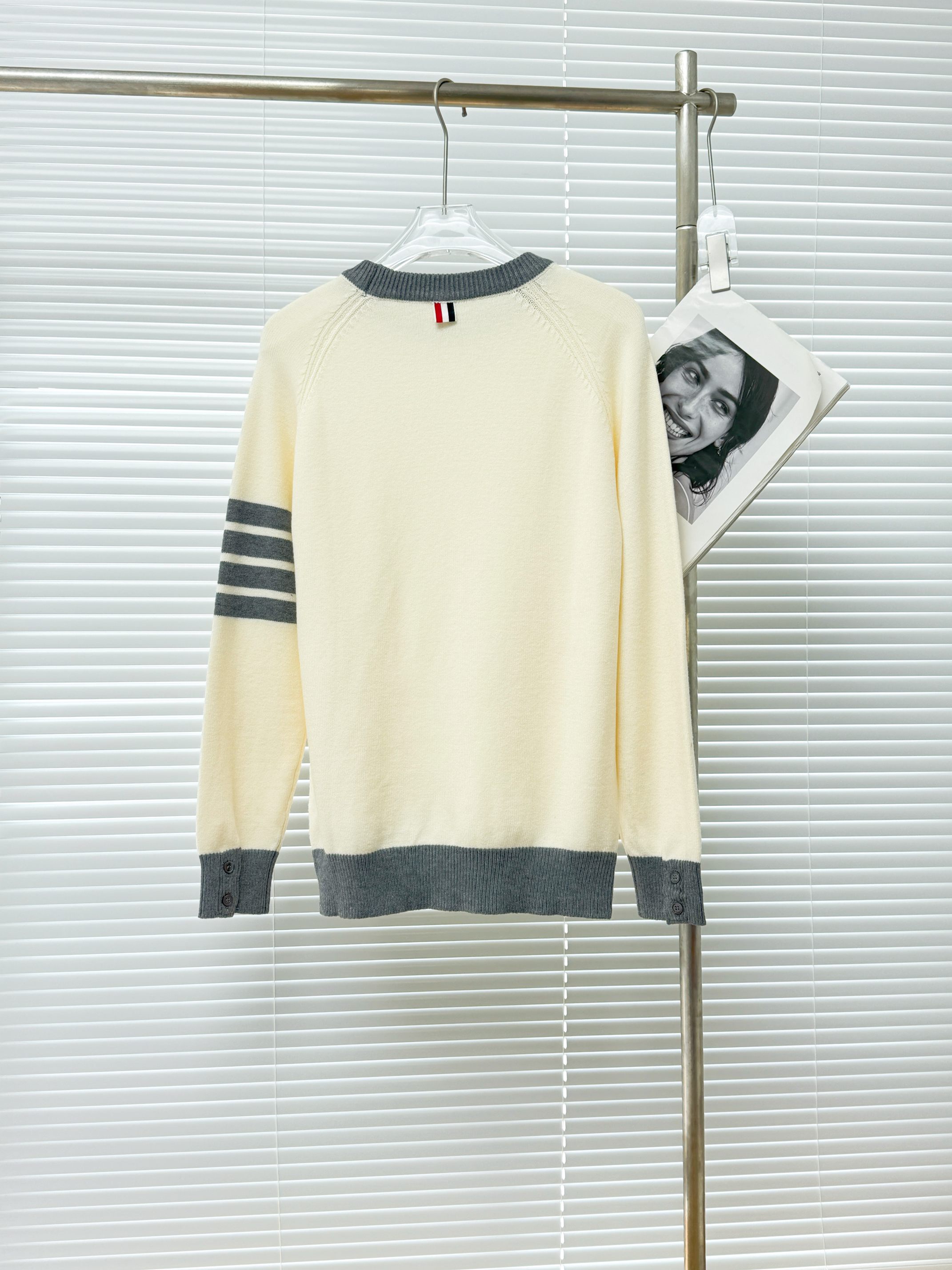 Thom Browne 톰브라운 울 블렌드 버튼 디테일 크루넥 니트 9