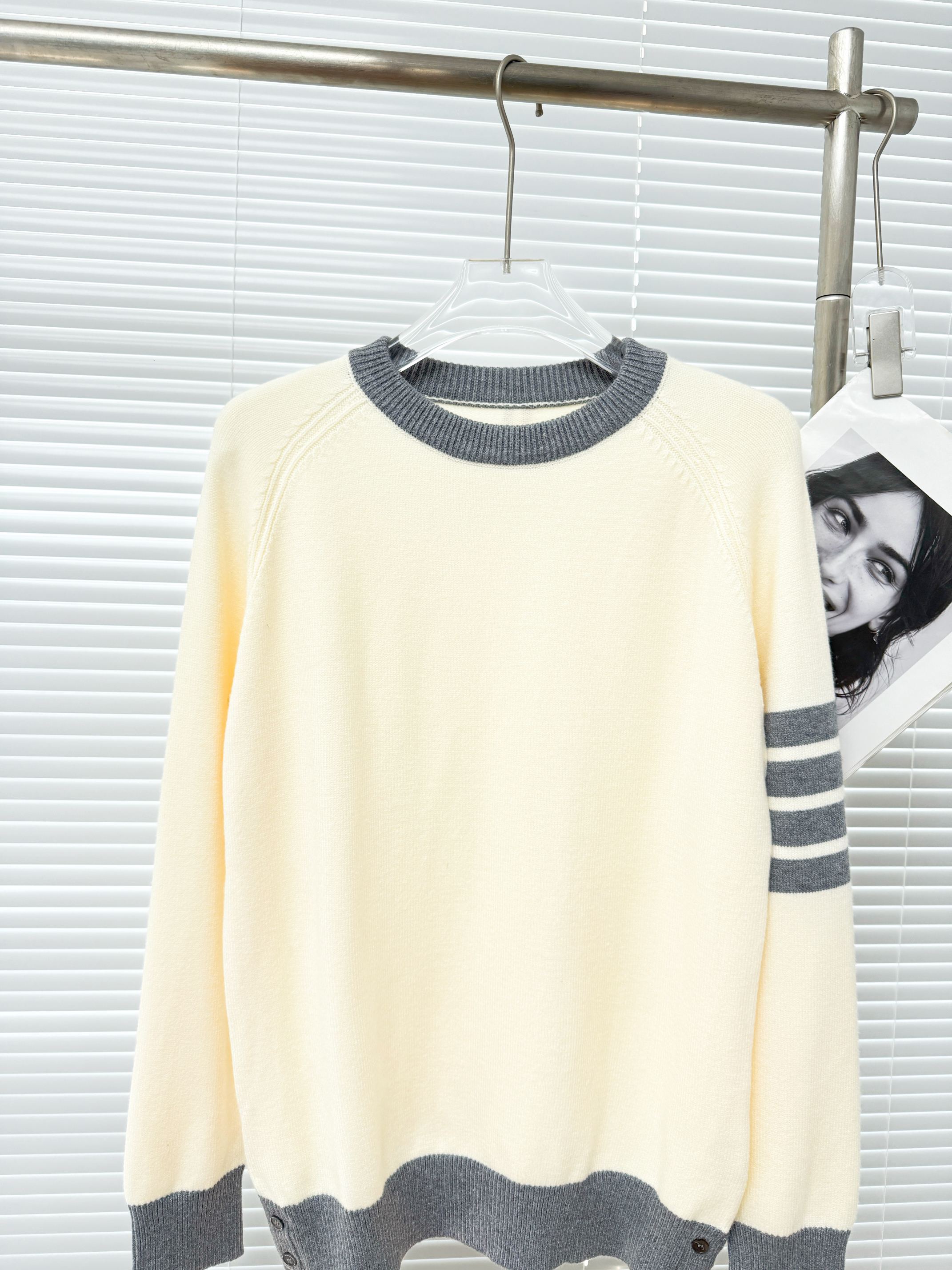 Thom Browne 톰브라운 울 블렌드 버튼 디테일 크루넥 니트 10