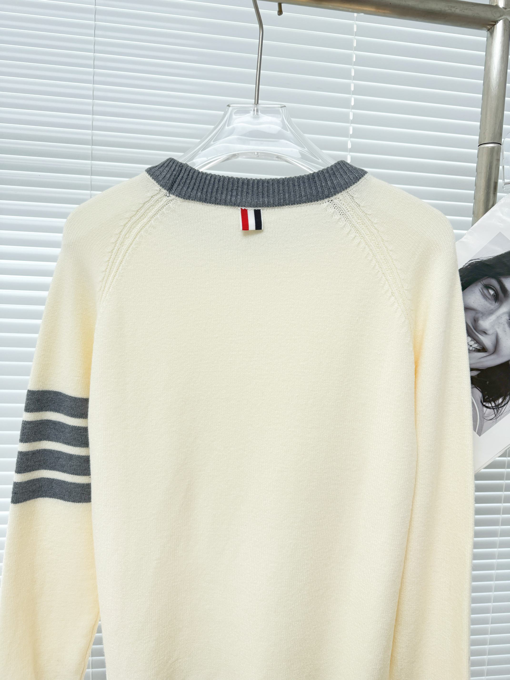 Thom Browne 톰브라운 울 블렌드 버튼 디테일 크루넥 니트 13