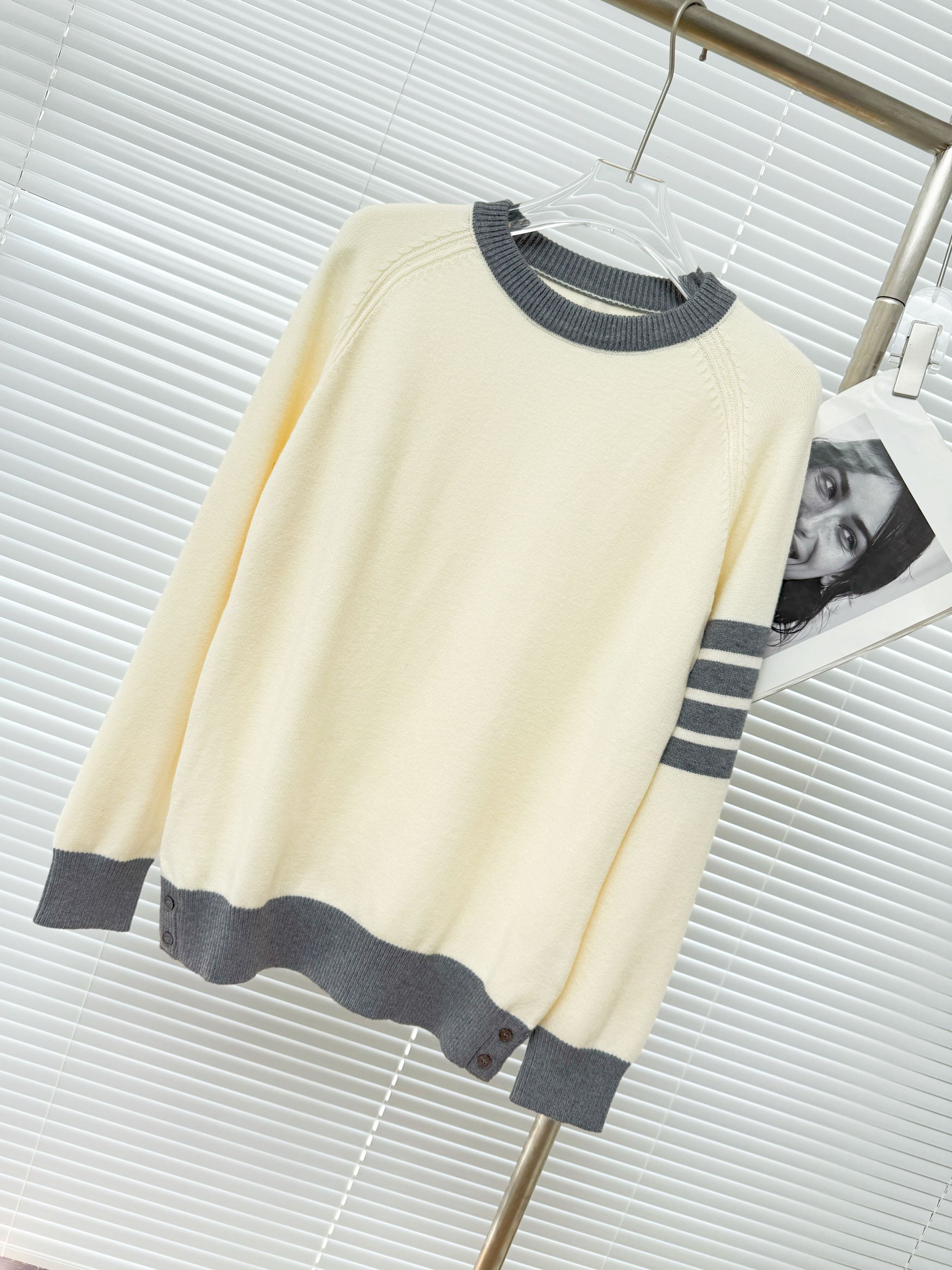 Thom Browne 톰브라운 울 블렌드 버튼 디테일 크루넥 니트 17