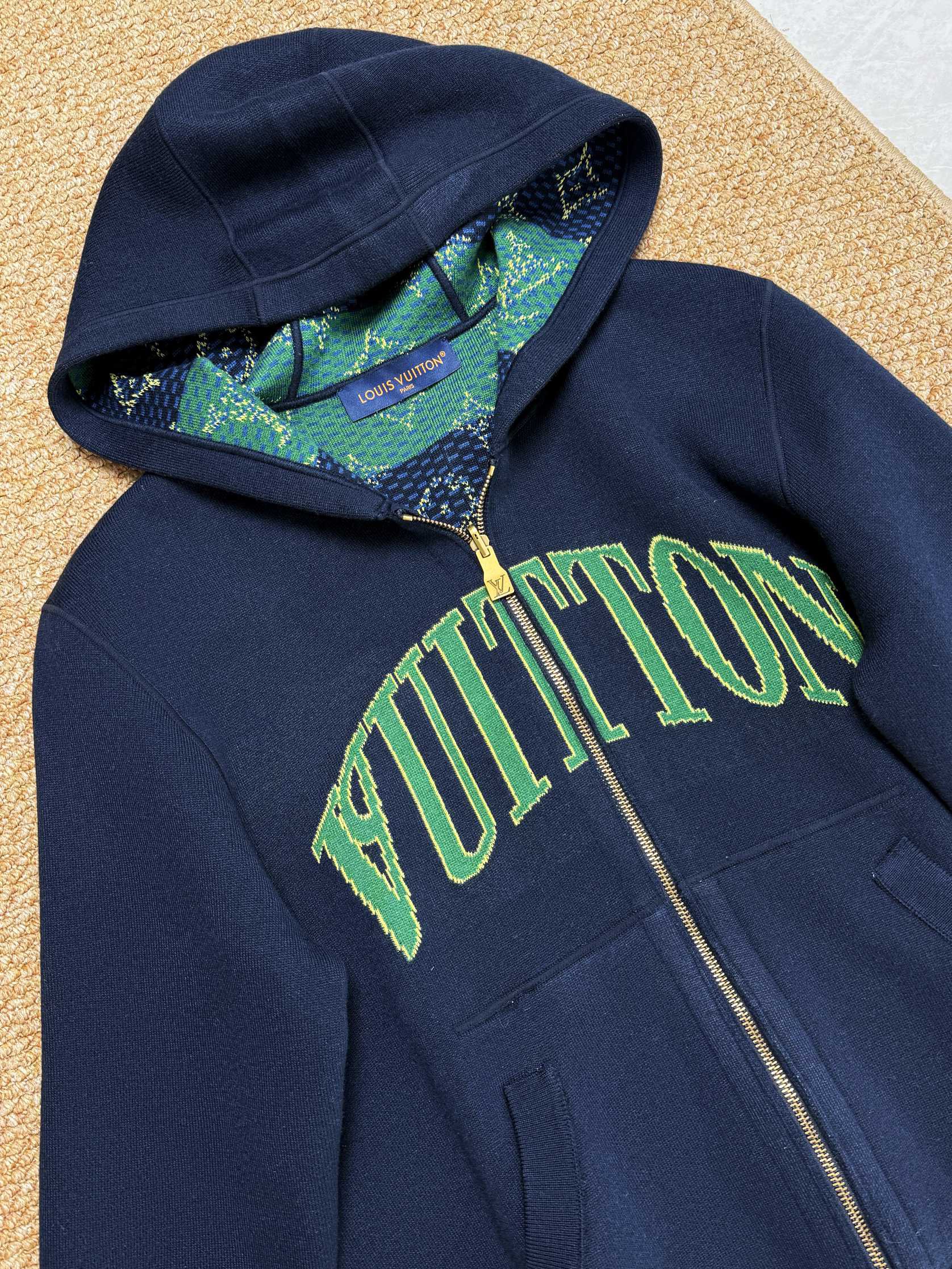 LOUIS VUITTON 루이비통 Monogram Heritage 양면 후드 니트 20