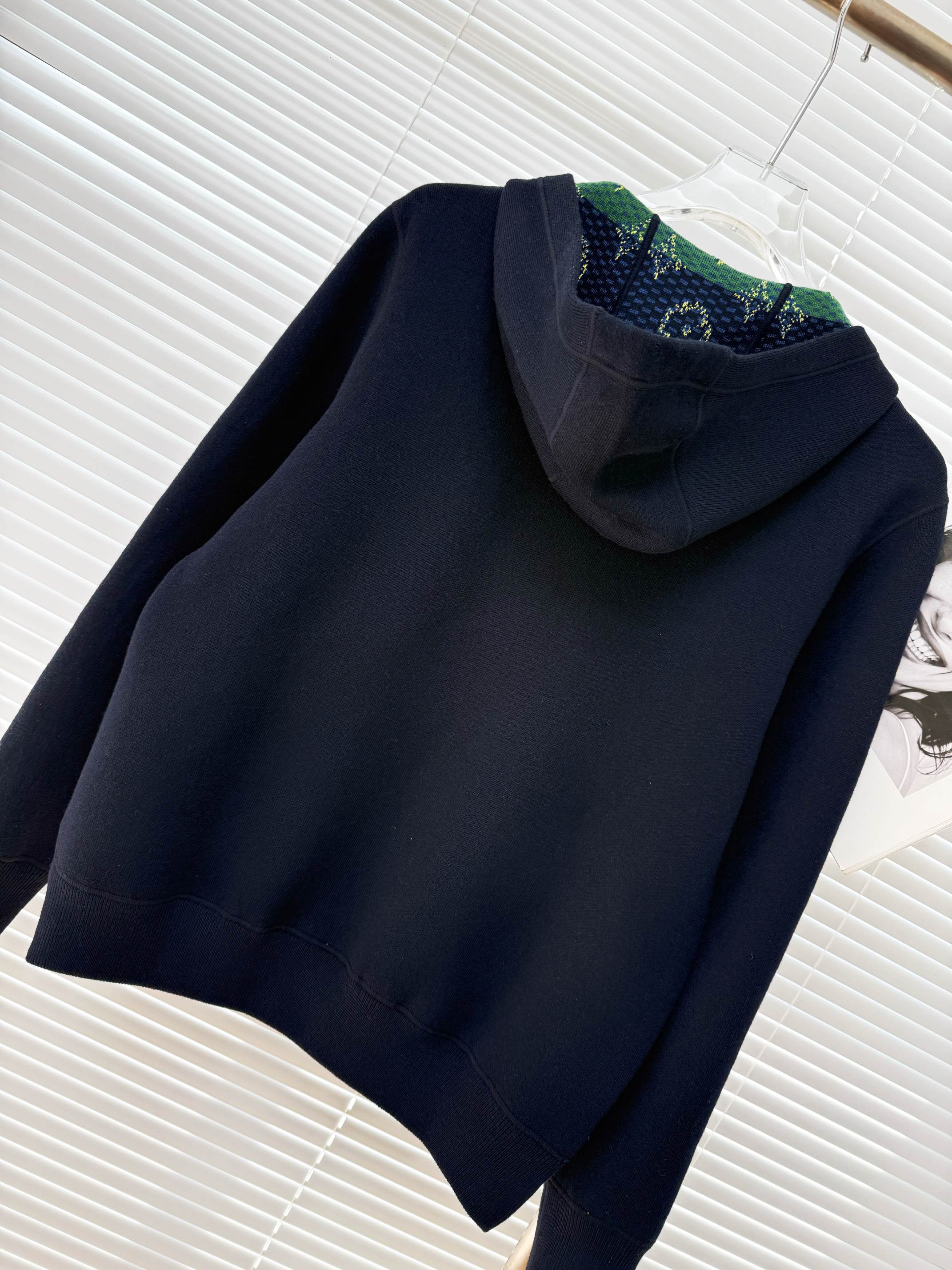 LOUIS VUITTON 루이비통 Monogram Heritage 양면 후드 니트 23