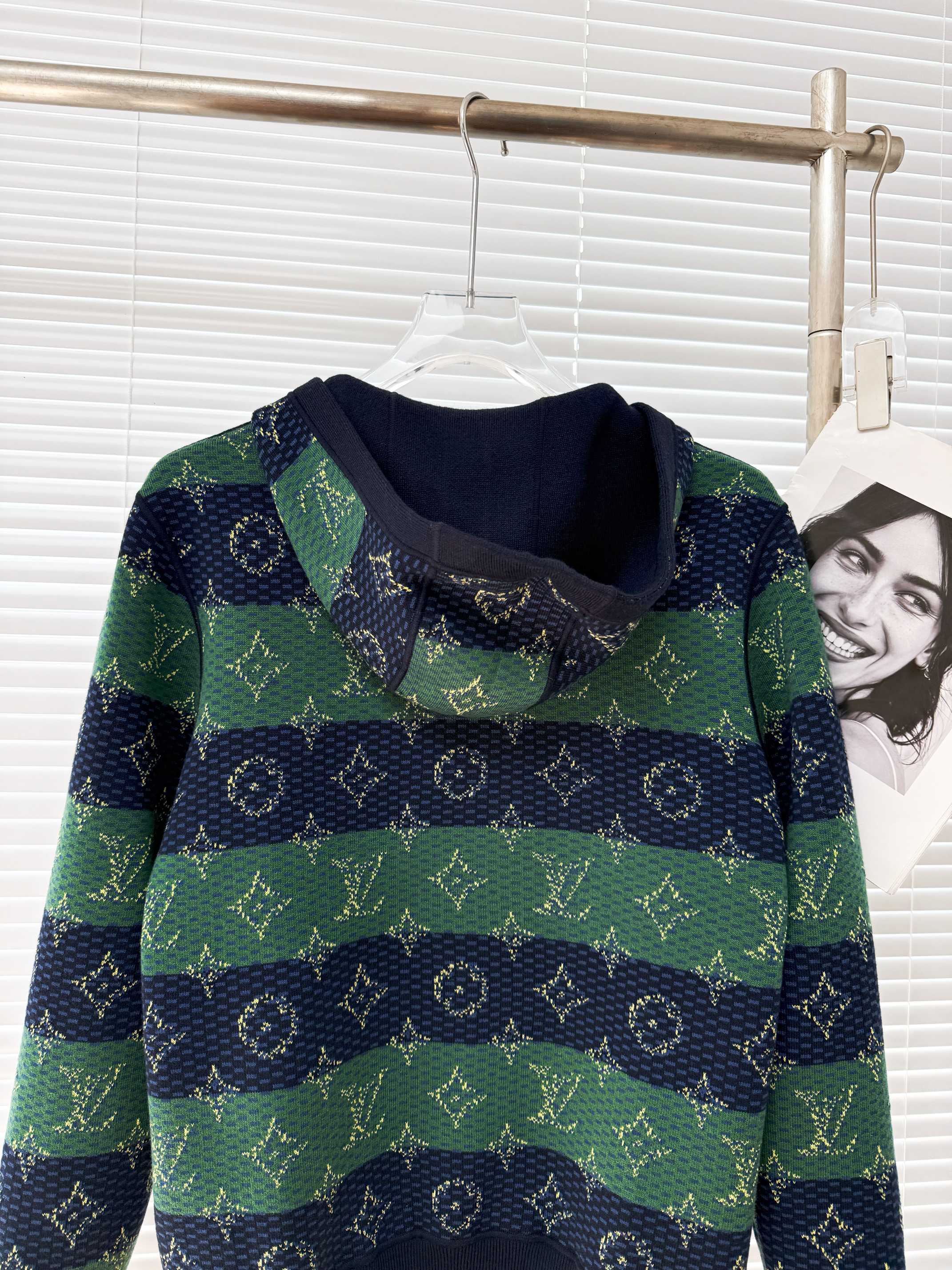 LOUIS VUITTON 루이비통 Monogram Heritage 양면 후드 니트 27