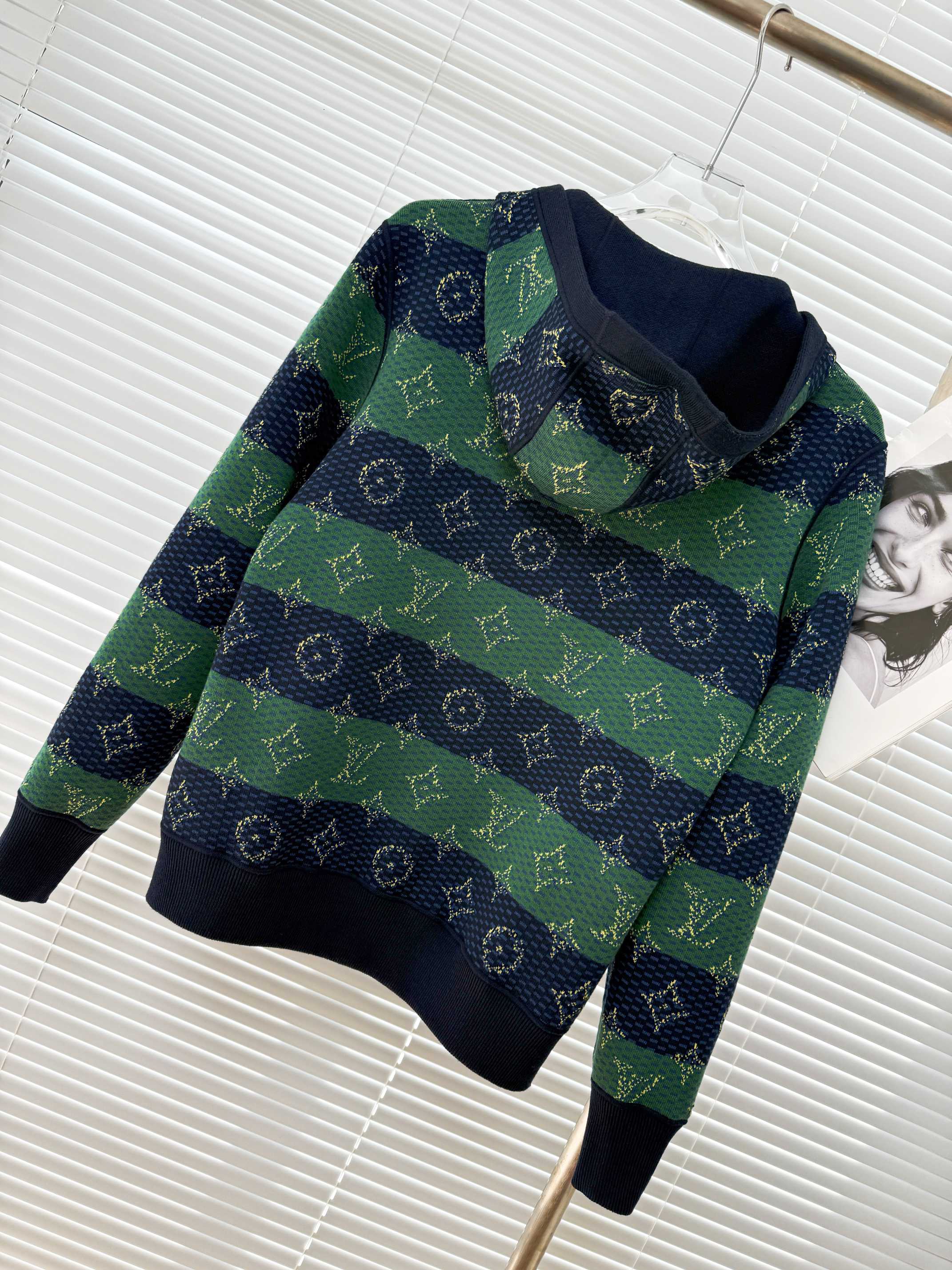 LOUIS VUITTON 루이비통 Monogram Heritage 양면 후드 니트 28