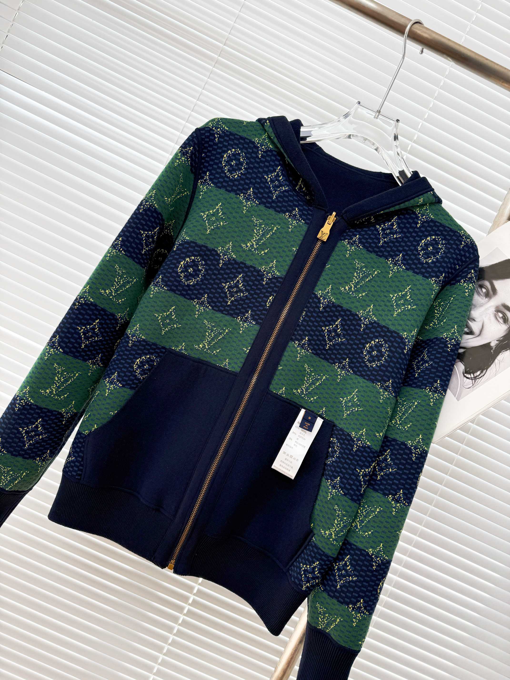 LOUIS VUITTON 루이비통 Monogram Heritage 양면 후드 니트 29