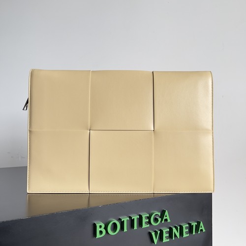 Bottega Veneta Intrecciato Leather Clutch Pouch Bag with Oversized Weave Detail 보테가베네타 인트레치아토 가죽 클러치 파우치백 오버사이즈 위빙 36cm