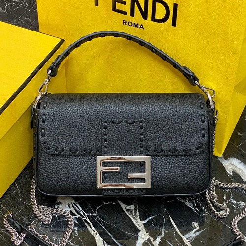 FENDI 펜디 Iconic 바게트 블랙 송아지가죽 숄더백 4CM