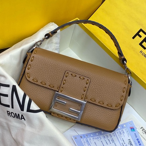 FENDI 펜디 Iconic 바게트 아이코닉 바게트 스티치 송아지가죽 숄더백 4CM