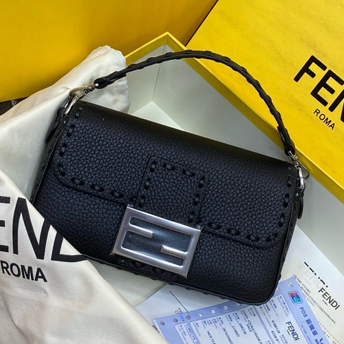 FENDI 펜디 Iconic 바게트 블랙 송아지가죽 미니 숄더백 4CM