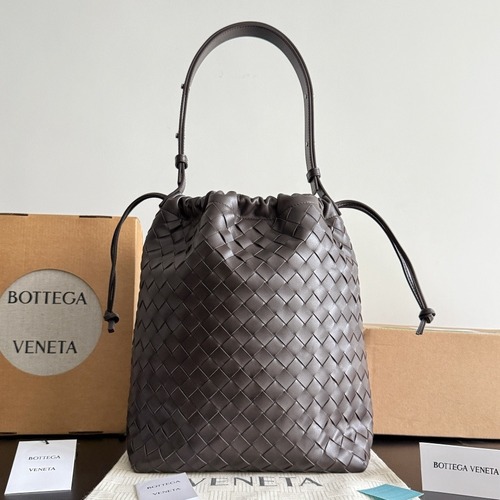 BOTTEGA VENETA 보테가베네타 Biblioteca 버킷백 인트레치아토 레더 백 버킷 인트레치아토 레더 백 24CM