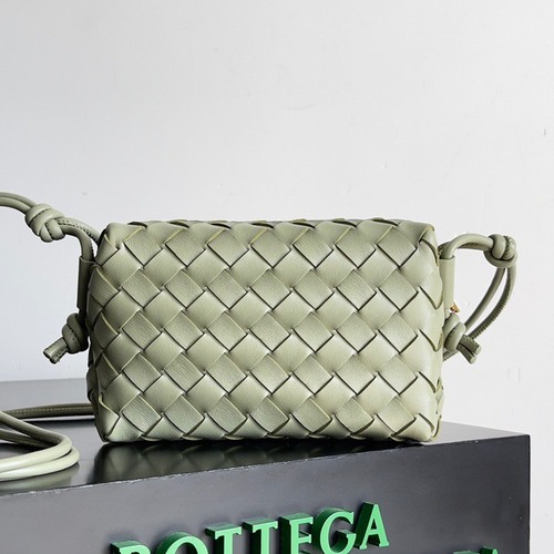 BOTTEGA VENETA 보테가베네타 인트레치아토 루프 카메라백 동석록 17CM