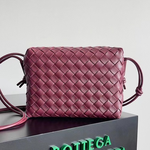 BOTTEGA VENETA 보테가베네타 보테가 베네타 인트레치아토 루프 카메라백 와인 22CM