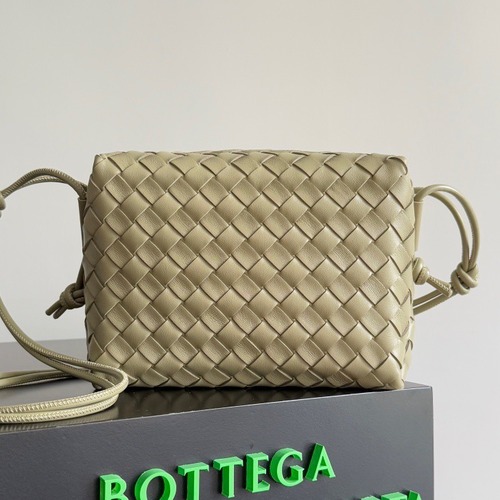 BOTTEGA VENETA 보테가베네타 인트레치아토 루프 카메라백 22CM