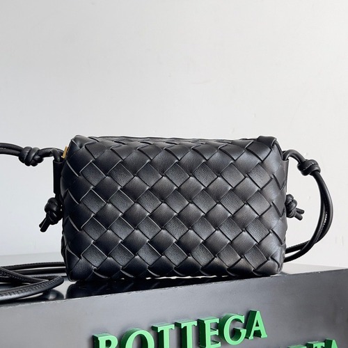 BOTTEGA VENETA 보테가베네타 보테가 베네타 인트레치아토 루프 카메라백 블랙 17CM