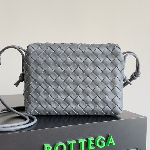 BOTTEGA VENETA 보테가베네타 인트레치아토 루프 카메라백 그레이 22CM