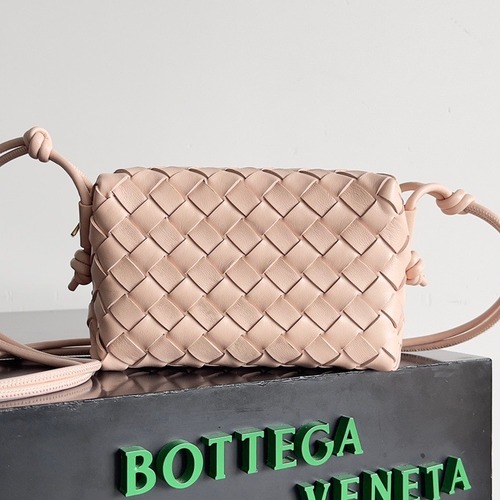 BOTTEGA VENETA 보테가베네타 보테가 베네타 인트레치아토 루프 카메라백 17CM