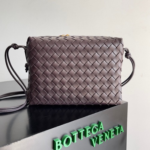 BOTTEGA VENETA 보테가베네타 인트레치아토 레더 크로스바디 백 22CM