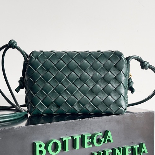 BOTTEGA VENETA 보테가베네타 인트레치아토 루프 카메라백 17CM