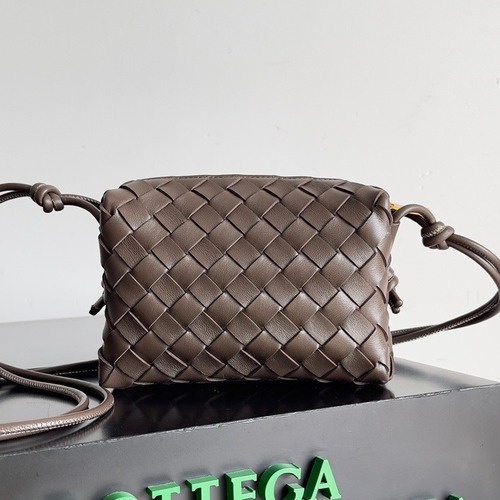 BOTTEGA VENETA 보테가베네타 보테가 베네타 인트레치아토 루프 카메라백 브라운 17CM