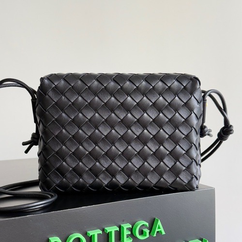 BOTTEGA VENETA 보테가베네타 인트레치아토 루프 카메라백 블랙 22CM