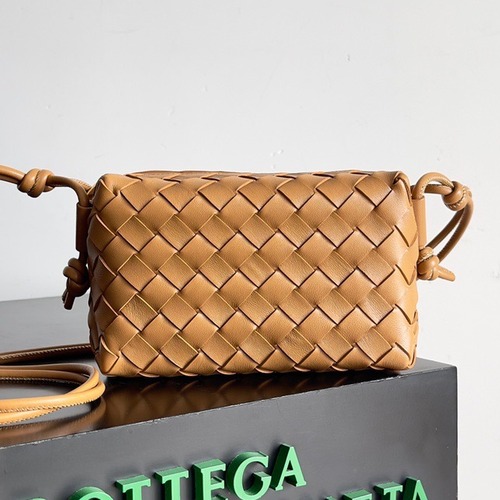 BOTTEGA VENETA 보테가베네타 보테가 베네타 인트레치아토 루프 카메라백 17CM