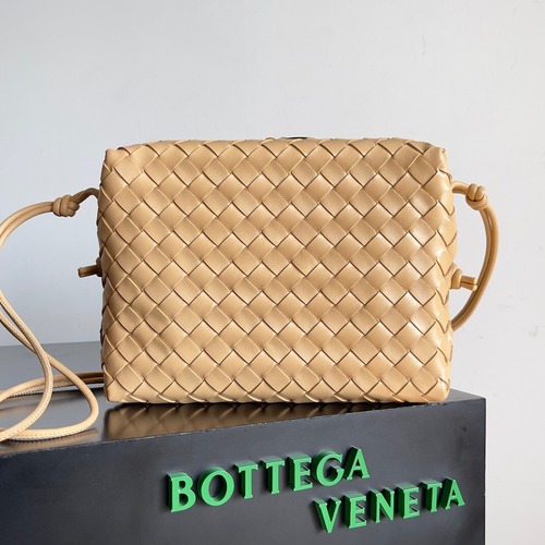 BOTTEGA VENETA 보테가베네타 인트레치아토 레더 크로스바디 백 24CM