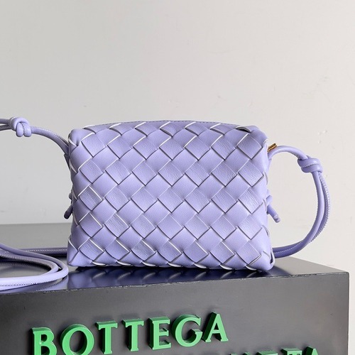BOTTEGA VENETA 보테가베네타 보테가 베네타 인트레치아토 루프 카메라백 라일락 17CM