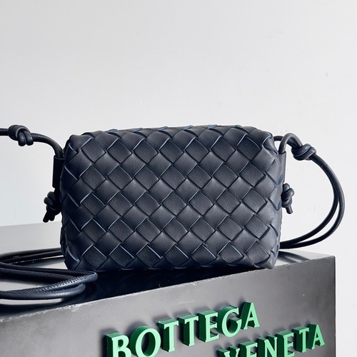 BOTTEGA VENETA 보테가베네타 루프 인트레치아토 카메라백 네이비 17CM