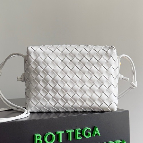 BOTTEGA VENETA 보테가베네타 인트레치아토 루프 카메라백 화이트 22CM