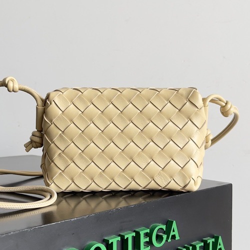 BOTTEGA VENETA 보테가베네타 보테가 베네타 인트레치아토 루프 카메라백 17CM