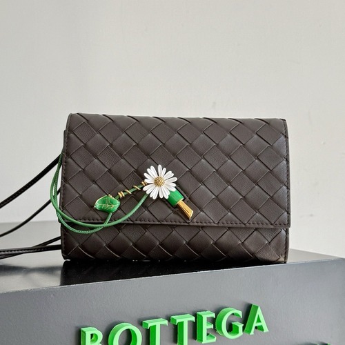BOTTEGA VENETA 보테가베네타 안디아모 인트레치아토 플라워 참 크로스바디 백 19CM