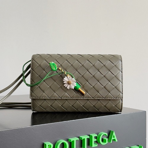 BOTTEGA VENETA 보테가베네타 안디아모 인트레치아토 레더 크로스바디 백 19CM