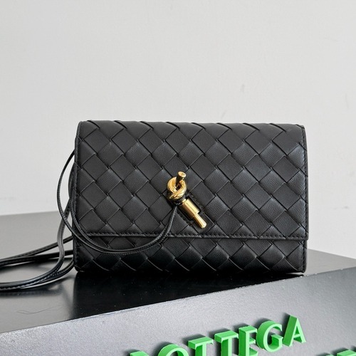 BOTTEGA VENETA 보테가베네타 안디아모 인트레치아토 레더 크로스바디 백 19CM