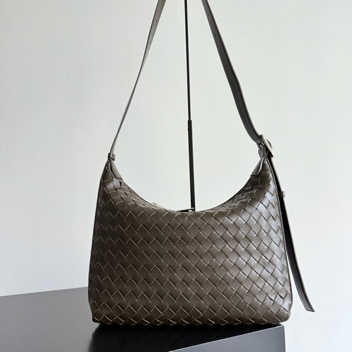 BOTTEGA VENETA 보테가베네타 트래블러 사슴가죽 인트레치아토 숄더백